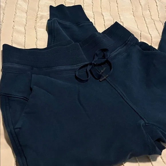 Lululemon Navy Cropped Sweats / Jogger Pants - Picture 3 of 8
